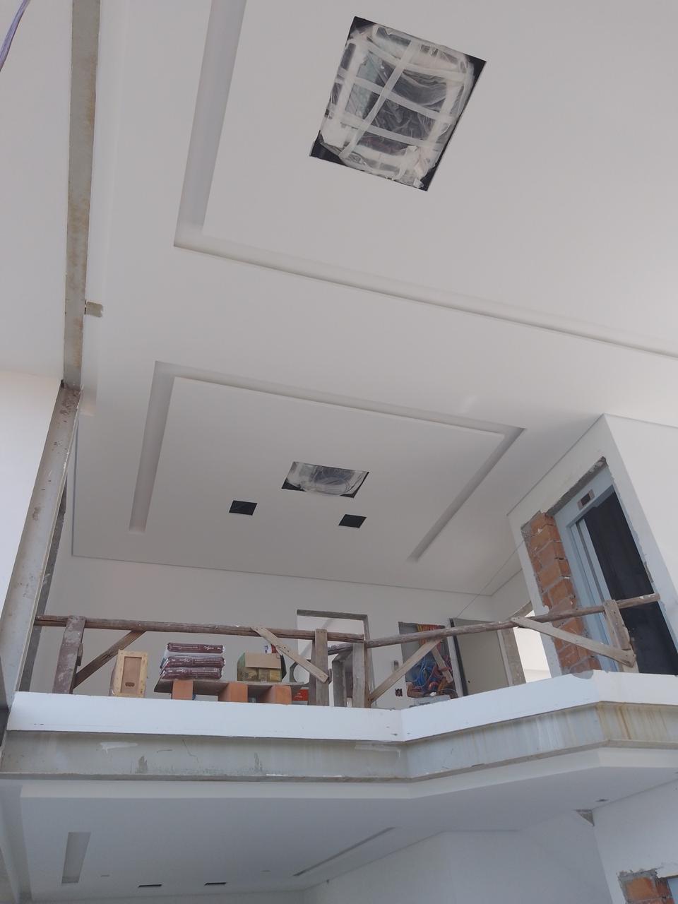 interior de um andar de construção com teto em branco, peças de construção e uma janela em construção  — texto
